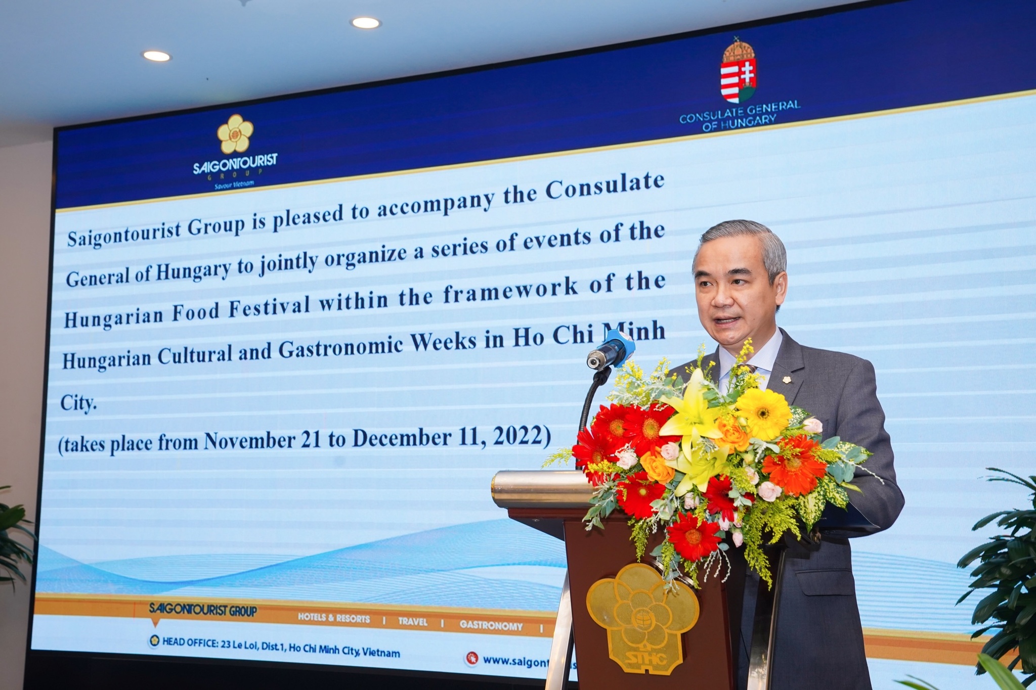 Ông Võ Anh Tài, Phó tổng giám đốc Saigontourist Group phát biểu trong buổi khai giảng