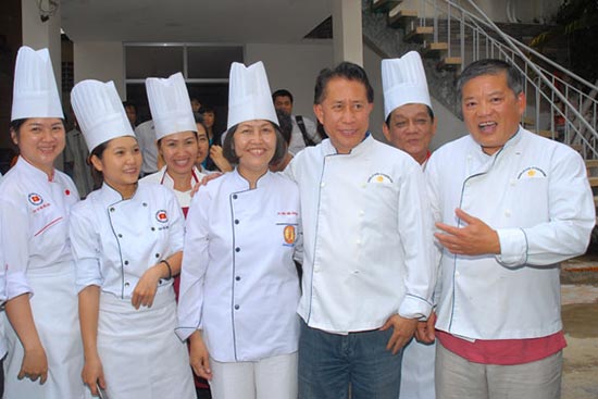 Giao lưu với Vua Bếp Martin Yan qua chương trình “Yan Can Cook”.