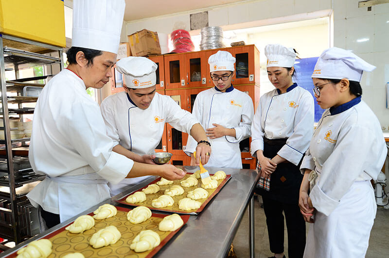 Học thực hành làm bánh Âu tại Trường Saigontourist