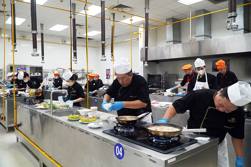 Kiểm tra đánh giá nghiệp vụ bếp cho nhân viên Khách sạn Sofitel