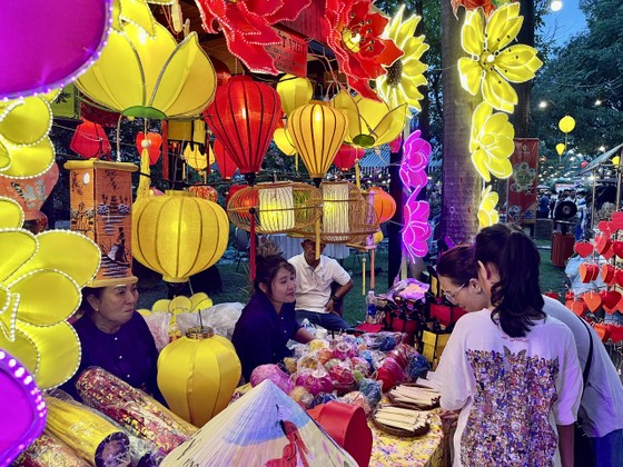 Các sản phẩm lưu niệm, quà tặng tại Lễ hội văn hóa - ẩm thực, món ngon Saigontourist Group năm 2022