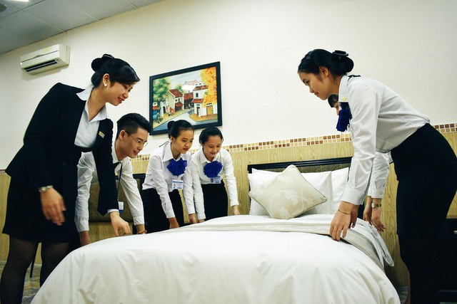 Sinh viên ngành Quản lý và kinh doanh Khách sạn Trường Saigontourist đang được giáo viên hướng dẫn thực hành