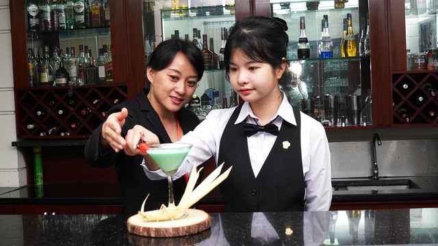 Nguyễn Thu Hằng học nâng cao tay nghề pha chế tại Trường Saigontourist