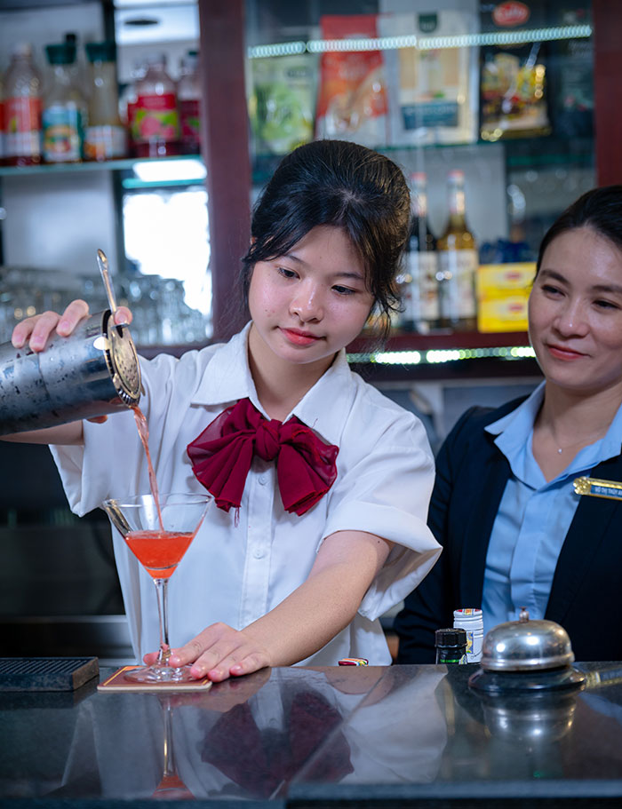 Vì sao nên chọn khóa học Pha chế thức uống tổng hợp tại Trường Saigontourist?